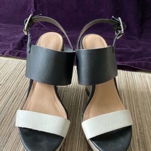 Sandals size 6 worn once. Very comfy.